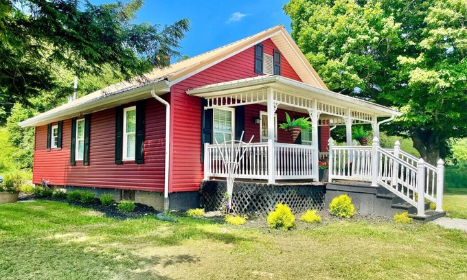 Fresno Maison | Two Bedroom House Close to Local Favorites