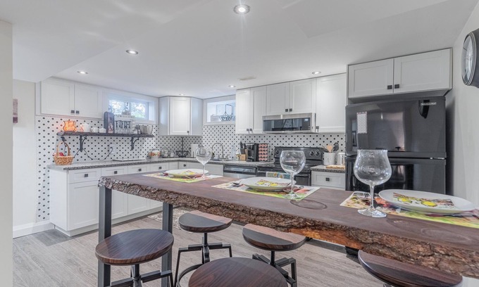 Brantford Appartement | Two Bedroom Lower Unit With 500 Mbps WiFi, Parking & Self-check in