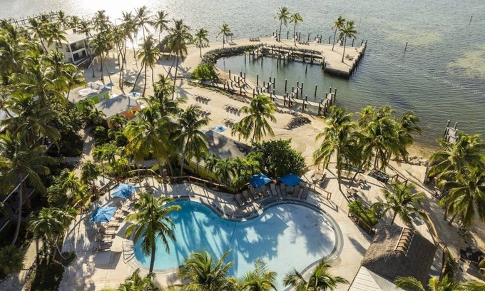 Islamorada Station Balnéaire | Two Bedroom Ocean Front Suite w/Kitchenette, Pool, Free Parking & Pet Friendly