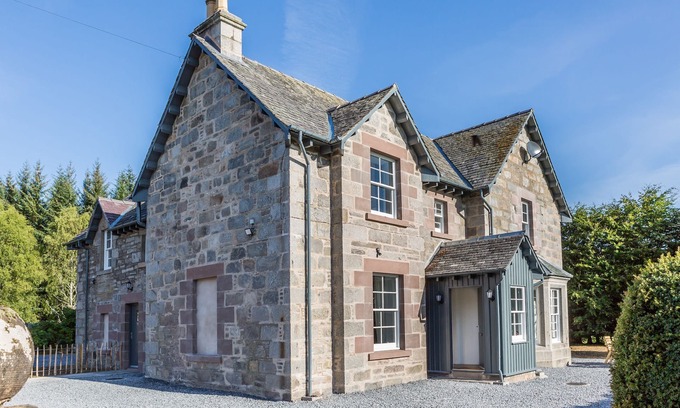 Calvine Appartement | Two bedroom self-catering farmhouse apartment, which can be joined with Clachan Annex to create a fo