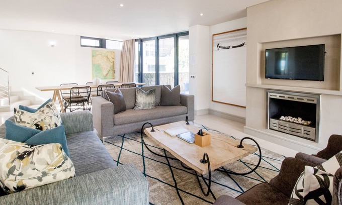 Hermanus City-Centre Appartement | Deux chambres avec barbecue et vue sur la mer et pataugeoire commune