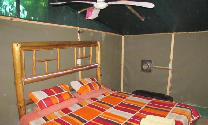 Thorny Bush Game Reserve Cabine | Tente de brousse à deux chambres sur la rivière Klaserie, avec des sons de lion / hyène gratuits.