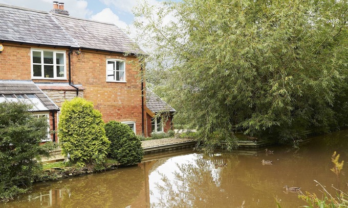 South Littleton Appartement | Two bedroomed property situation in a beautiful secluded location with patio area overlooking fields