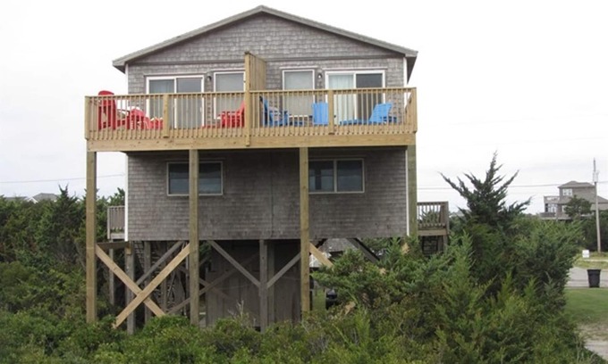 Ocean Isle Estates Cottage | Twe By The Sea A au bord de l'océan à Avon est une escapade parfaite pour une petite famille ou un couple à la recherche d'une retraite tranquille!