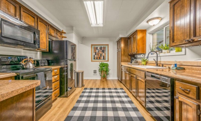 Sherwood - Tualatin North Cottage | NEW! Two Colorful Suites incl. 2 Kitchens - Unique Northwest Vacation Rentals
