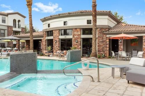 Glendale Sports and Entertainment District Appartement | TWO CozySuites Glendale by the stadium with pool 4 & 18