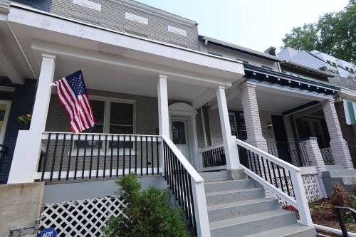 Northeast Maison | Two DC Rowhouses Large Groups Sleeps 21