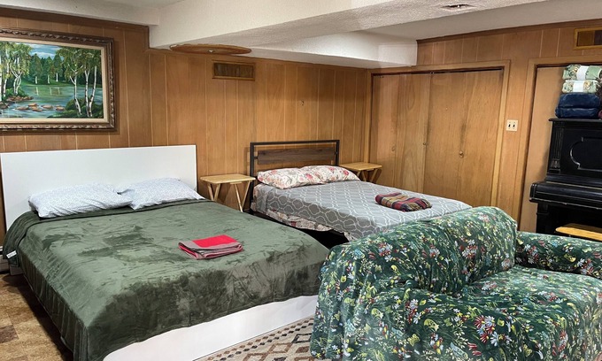 Silver Spring Maison | Two Double Beds, Bathroom, Shower, Fridge, MW, TV, Wifi - 64.