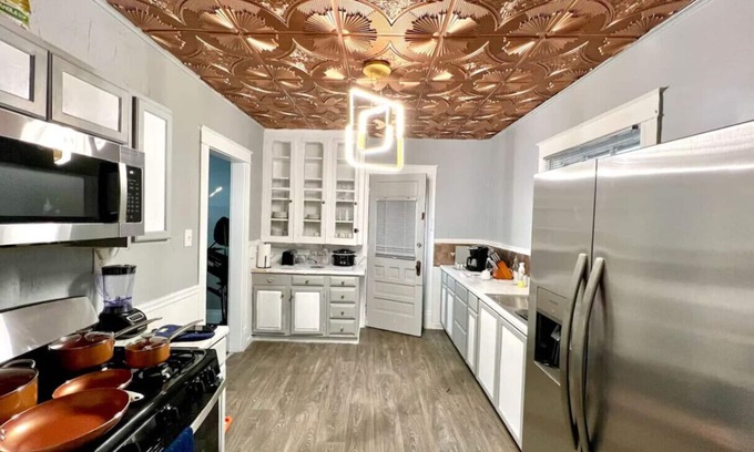 Niagara Falls Maison | Two Homes, 5 Min to Falls, Sleeps 20, 4 Min Apart