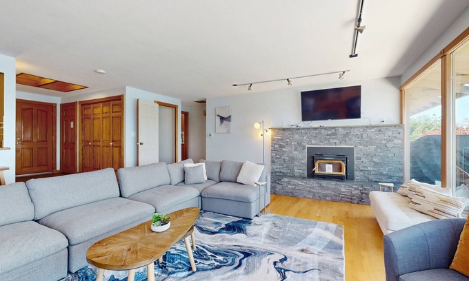 Retsil Maison | Two homes in one - panoramic sound views - two kitchens, fireplaces & jetted tub