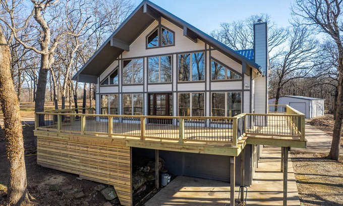 Bixby Maison | Two Homes on 160 Acres | Stocked Lakes | Firepit | Trails | 30 Minutes to Tulsa