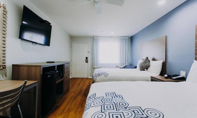 Clear Lake Shores Hôtel | Two Queen Beds Room, Scottish Inn & Suites, Flat-Screen TV, Right off Route 146