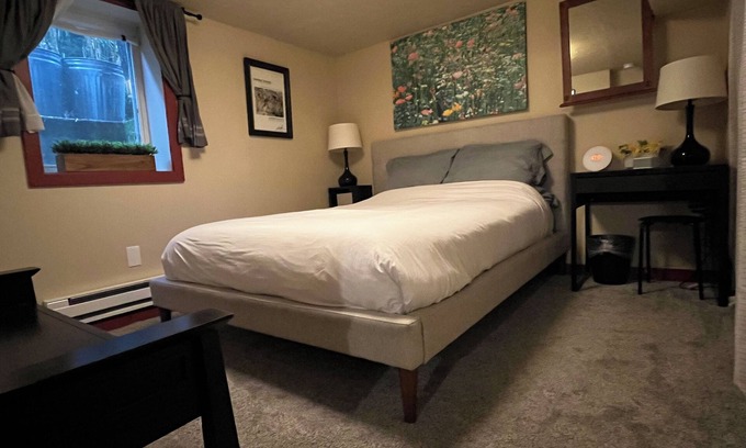 Alberta Arts District Maison | The Relaxing Red Retreat, une nouvelle rénovation confortable dans un quartier incroyable.