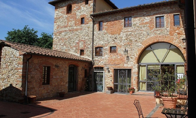 Santomato Appartement | Appartement de deux pièces pour 5 "Fattoria CasalBosco" un ancien village médiéval entouré de verdure