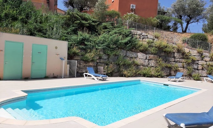 Nyons Maison | Maison à étage avec terrasse et piscine commune