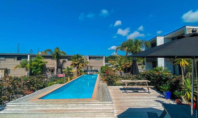 Whitianga Villa | Situé à 100 mètres de la plage, l'établissement dispose d'une piscine extérieure.