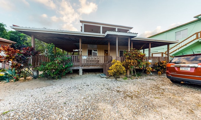 Hopkins Appartement | Two studios w/ ocean views, deck, partial AC & free WiFi - close to the beach