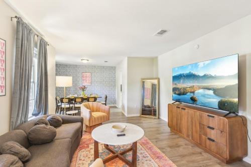 College Station Maison | TX A&M! TAMU! Pet Friendly! 7 Beds, King & Queen! Billiards! Fire Pit Oasis!