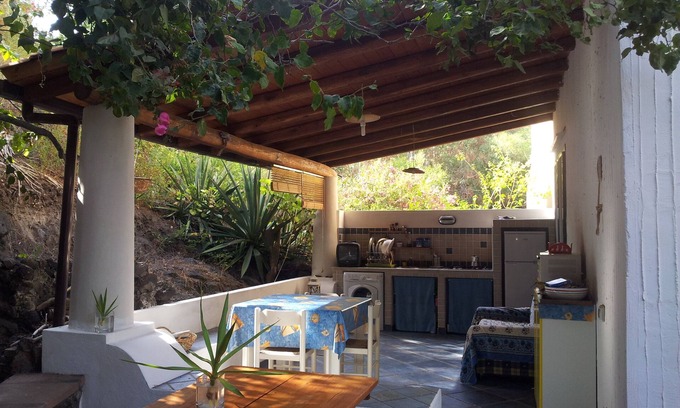 Vulcanello Appartement | Maison éolienne typique avec jardin, Vulcano, îles Éoliennes.