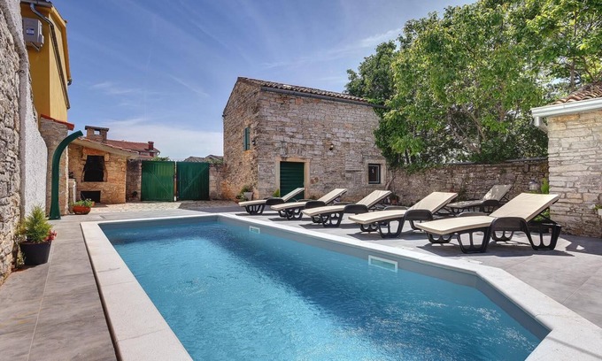 Gajana Maison | Maison de vacances typique avec piscine privée, baby-foot, salle de sport