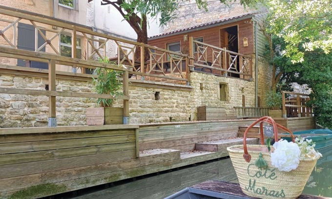 Sansais Maison | Typical house in the Marais Poitevin with private pontoon and rowing boat