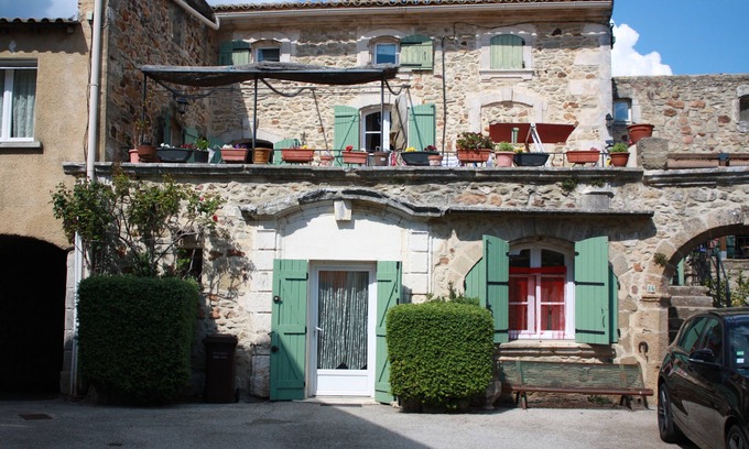 La Bruguiere Maison | Maison typique de village en pierre restaurée, ses voûtes fraîches tranquille.