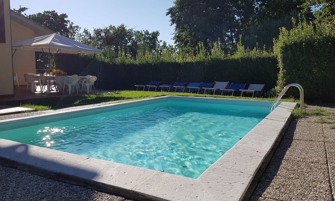 Montecarlo Villa | Villa avec piscine privée terrasse panoramique entourée d'oliviers et de vignes.