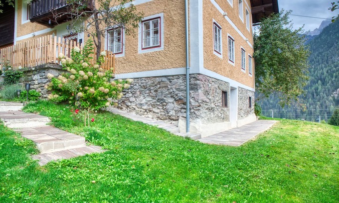 Anras Maison | Typisches Tiroler Haus mit Großem Garten, Sauna, Bergblick nah an den Skipisten