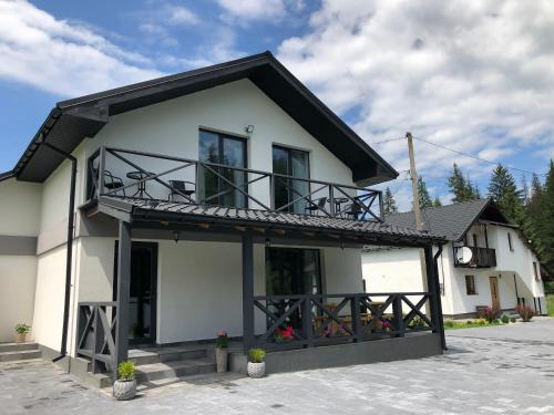 Mykulychyn Maison | U Anastasii i Sofii bilya richki