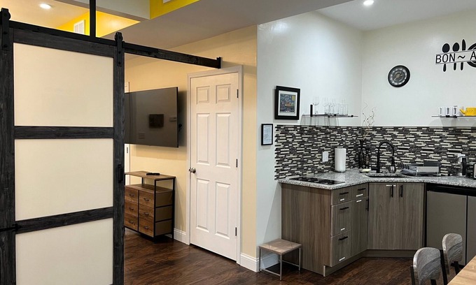 Detroit - Shoreway Appartement | Uber Close to Hot Spots in Ohio City, Cleveland (Lower)