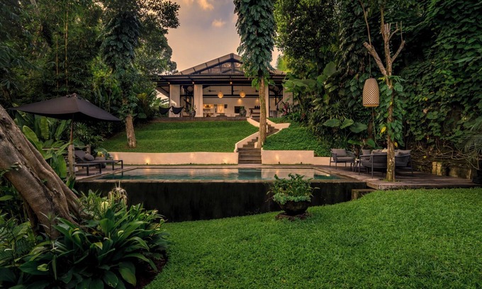 Peliatan Villa | L'Oasis Verte d'Ubud: Serenité de la Jungle et Vue sur la Vallée