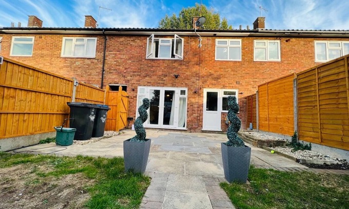 Harlow Maison | UK Spacious accommodation for up to five guests in a single home.