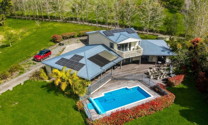 Dairy Flat Maison | Ultimate 5-Bedroom Rural Poolside Oasis | Auckland