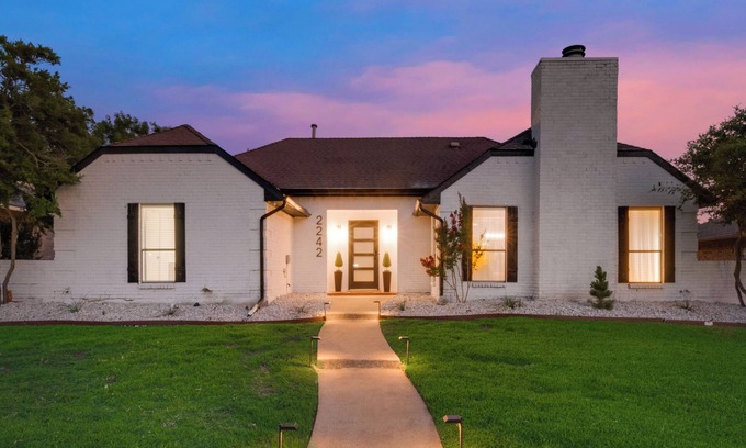 Southwest Carrollton Maison | Ultimate Comfort & Modern Elegance in our Renovated Pool House with Hot Tub