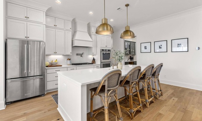 Auburn Maison | Ultimate Game Day House! Outdoor Grill 🍔 65” Smart Tv 🐅 King Suite 🚲 Peloton