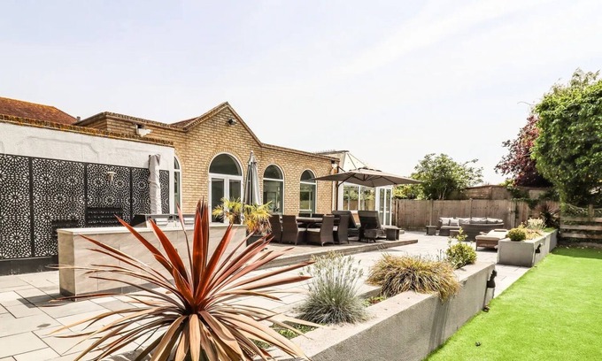 Canvey Island Maison | Ultimate Getaway: 6BR Oasis - Pool, Garden, & More