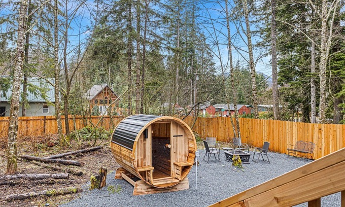 Ashford Cabine | Ultimate Getaway: Movie Theater, Sauna, Hot Tub,WiFi, EV Charging,Pet-Friendly!"