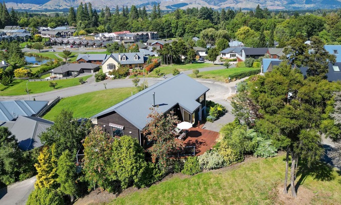 Hanmer Springs Maison | Ultimate in relaxation & unobstructed views, just minutes walk to village centre