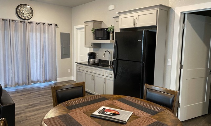 Elkhart Lake Copropriété | Ultimate Racing Fan Suite Near Road America – Relax Between Laps!