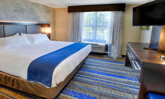Tupelo Maison | Ultimate Staycation Spot for a Romantic Trip! -S