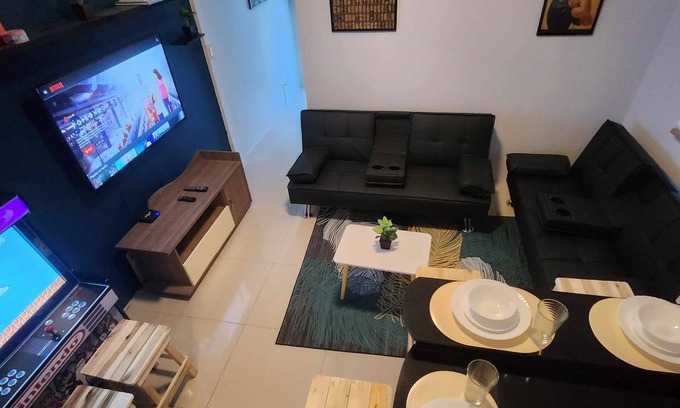 Valenzuela Copropriété | Ultimate Staycation w/ Jacuzzi and Arcade
