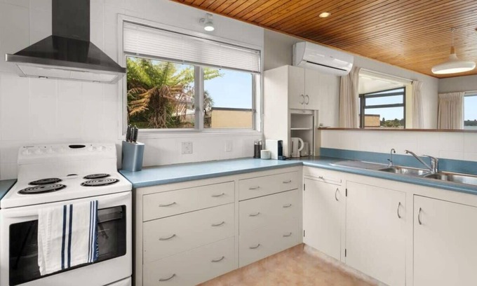 Tauranga Maison | Waterfront Home - Paddle Boarders Paradise