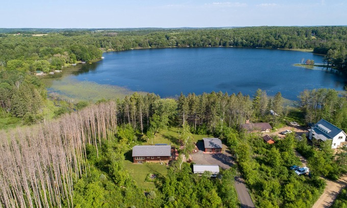 Star Prairie Maison | Ultra Comfy Cabin on Quiet Lake w/ outdoor Hot Tub and Chef's Kitchen