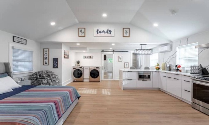 Cold Spring Harbor Maison | Ultra-Modern Studio | Near Hospital & NYCIM | WiFi