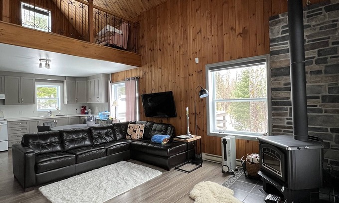 Saint-Emile-de-Suffolk Chalet De Ski | Ultra-Quiet and Cozy Chalet Nestled in Beautiful Trees and Peaceful Nature!