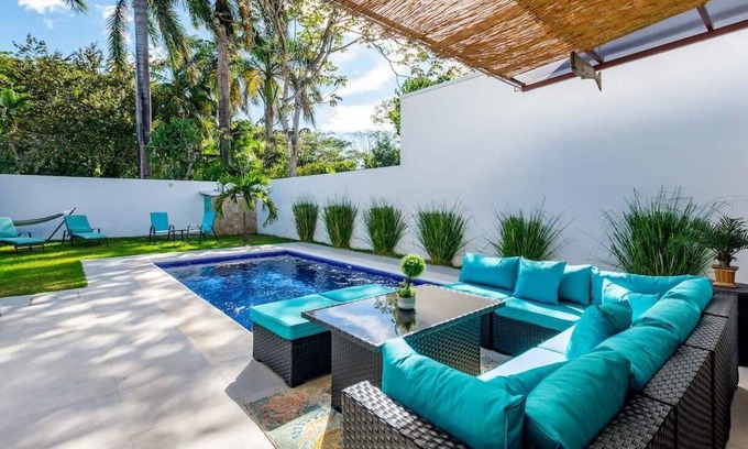 Potrero Maison | Ultramodern Townhome with an Inviting Coastal Design and Lush Outdoor Oasis with