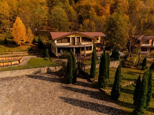 Lunca Jaristei Cabine | Un colț de Rai
