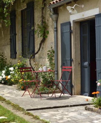 Brux Lit Et Petit-Déjeuner | Un jardin et trois maisons