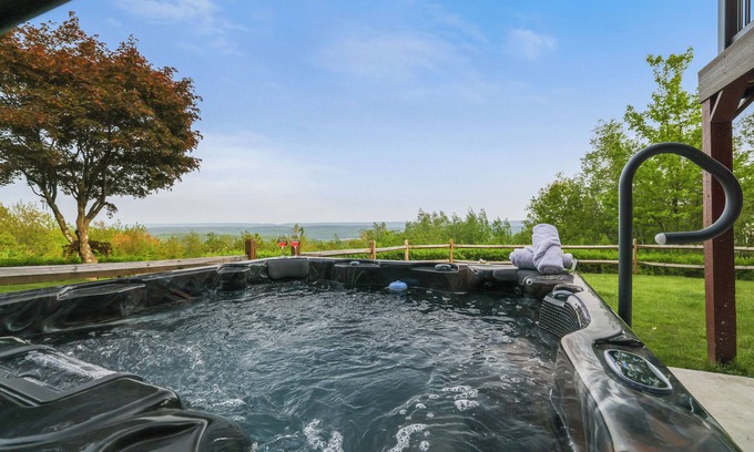 Jim Thorpe Cabine | UNBEATABLE MOUNTAIN VIEWS, Tons Of Outdoor Space, Hot Tub, Close To Jim Thorpe!