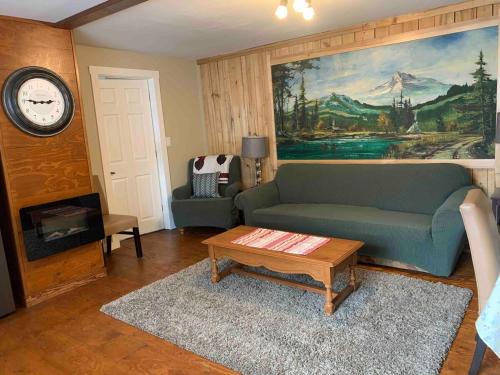 Golden Maison | Uncle Bills Cabin Entire home 6 min south of town